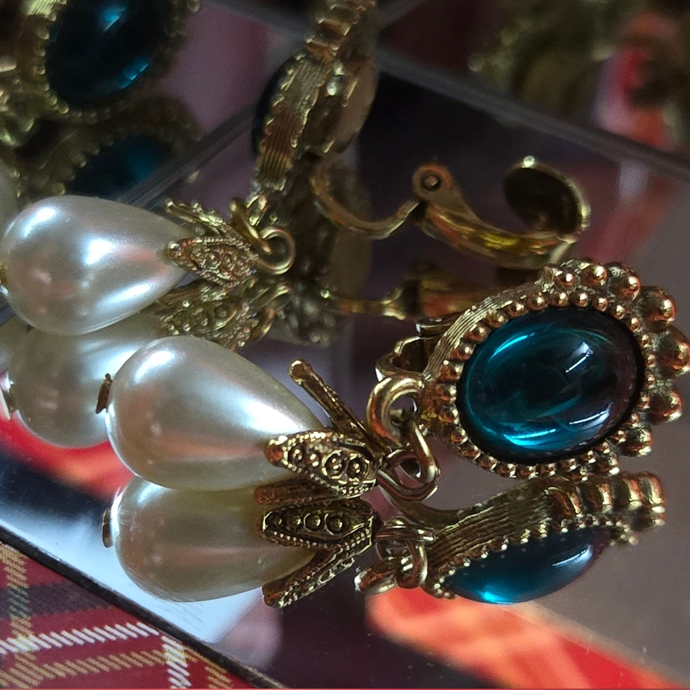 EUC Vintage Gold Tone Teal Blue Cabochon Faux Pearl Clip On Earrings - Picture 3 of 5